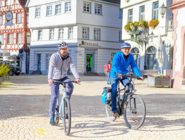 Zwei Fahrradfahrer sind auf dem Marktplatz in Pfullendorf unterwegs