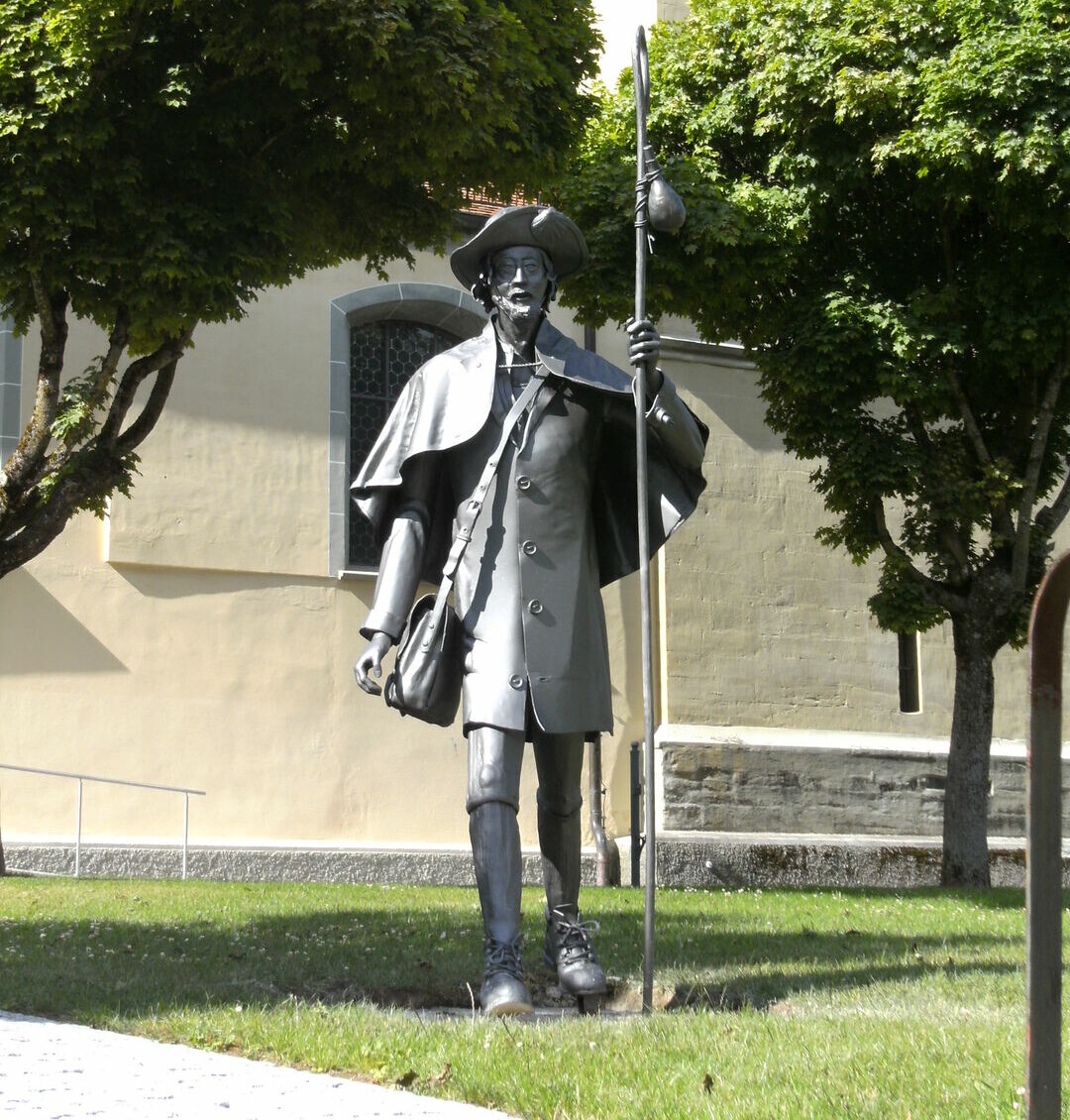 Statue eines Jakobspilgers vor der Stadtpfarrkirche St. Jakobus.