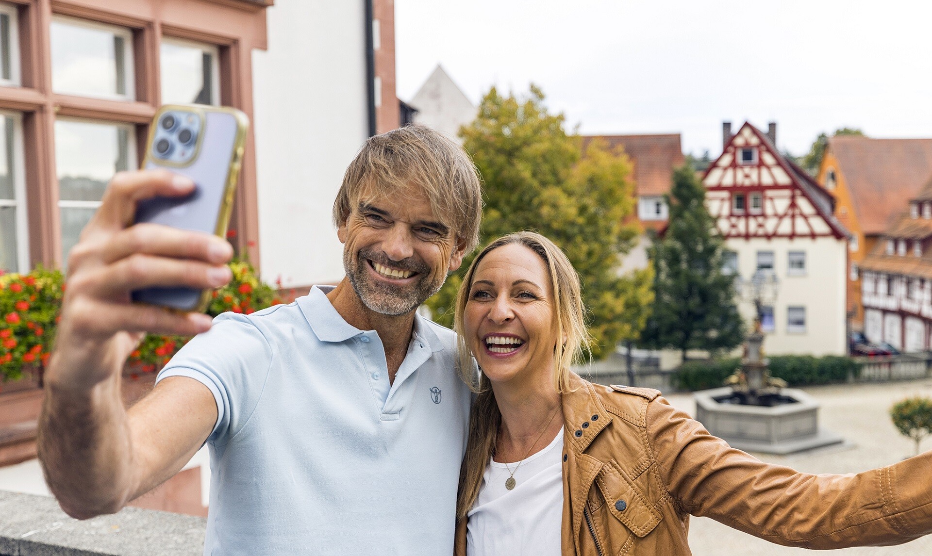 Ein Paar beim Selfie machen über dem Pfullendorfer Marktplatz