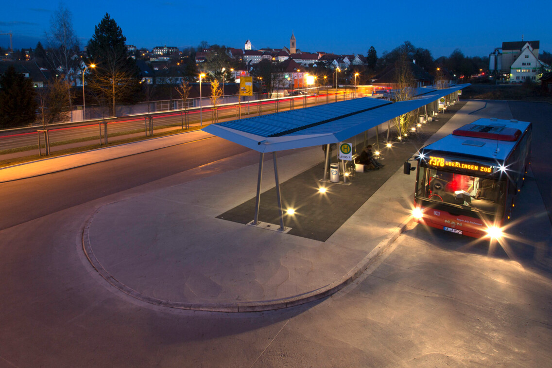roter Linienbus nachts beim Zentralen Omnibusbahnhof in Pfullendorf
