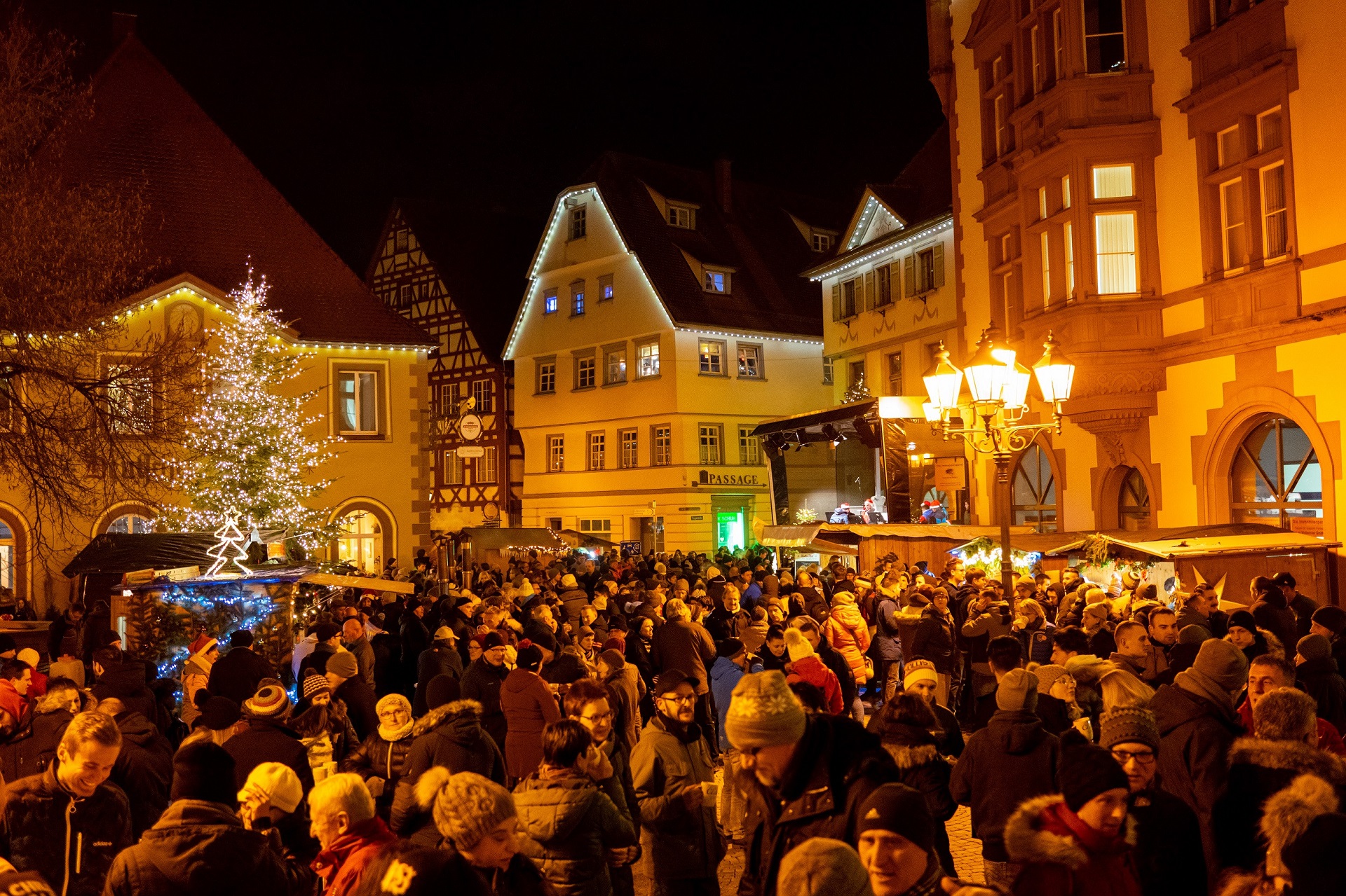 Der bezaubernde Weihnachtsmarkt in Pfullendorf mit dem bekannten "Engelsabstieg". 