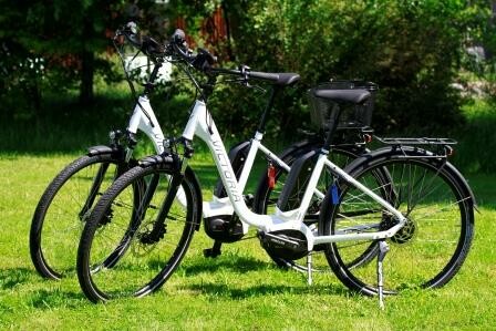 zwei weisse City E-Bikes der Marke Victoria