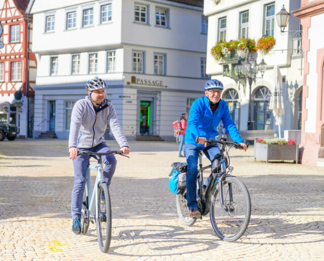 Zwei Fahrradfahrer sind auf dem Marktplatz in Pfullendorf unterwegs