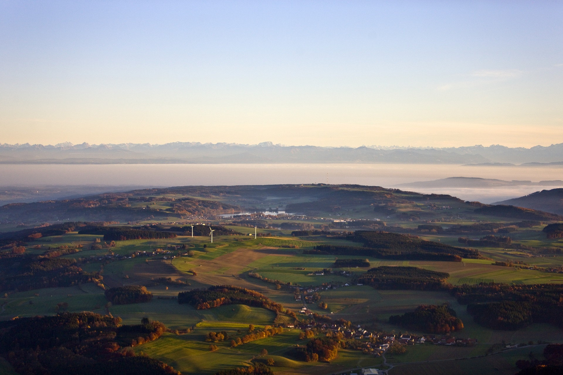 Blick über das herbstliche Illmensee bis zu den Alpen und dem im Nebel verschwundenen Bodensee
